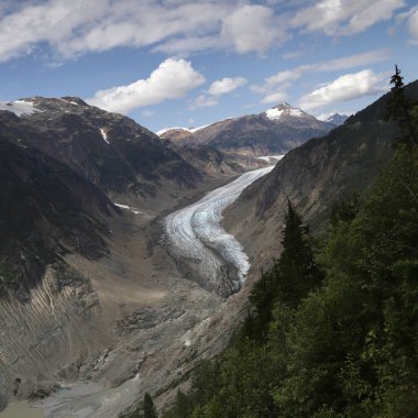 Stewart 'ın kuzeyinde Somon Buzulu, İngiliz Kolombiyası