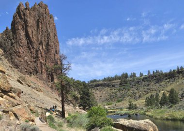 Eğri Nehir, Oregon 'daki Smith Rock State Parkı' ndan geçiyor.