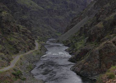 Cehennem Kanyonu Barajı, Oregon 'un hemen aşağısındaki Yılan Nehri.