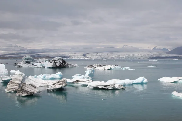 冰岛Jokulsarlon的Iceberg漂浮在冰川泻湖中 — 图库照片