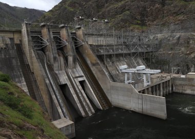 Oregon ve Idaho sınırındaki Hells Canyon Barajı 'ndaki sızıntı.