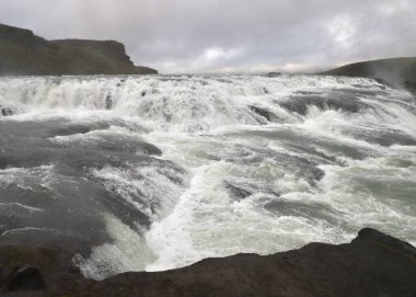 Gulfoss Şelaleleri, İzlanda 'nın yukarısındaki lfus Nehri' ne yakın.