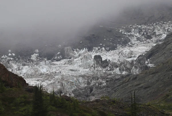 不列颠哥伦比亚省斯图尔特Granduc米尔路沿线冰川表面的封闭 — 图库照片