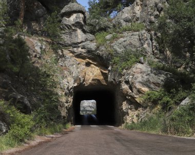 Rushmore Dağı Demir Dağ Yolu 'ndaki bir tünelden geçiyor, Black Hills, Güney Dakota