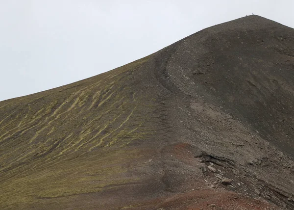 Landmannalaugar, İzlanda yakınlarındaki Hnausapollur volkanik kraterinin kenarında.