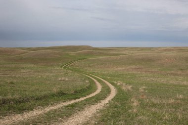 Kuzey Dakota 'da bir çayırda toprak izi var.
