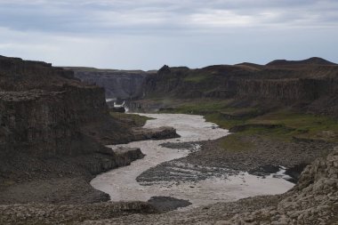 Dettifoss Şelaleleri, İzlanda 'dan akıntıya bakıyorum.