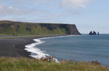 Vik i Myrdal, İzlanda yakınlarında Black Sand Beach ve Dyrholaey kaya oluşumu