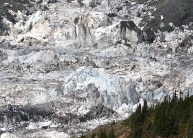 Stewart, British Columbia, Kanada yakınlarındaki bir buzulun yüzeyi.