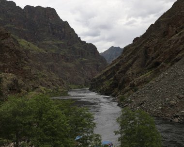 Oregon ve Idaho sınırındaki Cehennem Kanyonu Barajı 'nın hemen aşağısındaki Yılan Nehri.