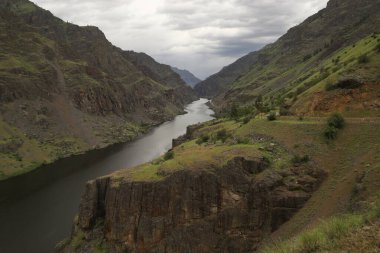 Hells Canyon Barajı 'nın üstündeki Yılan Nehri, Hells Canyon Ulusal Eğlence Alanı, Oregon ve Idaho sınırı.