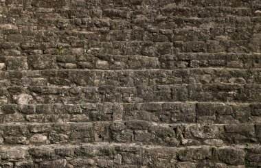 Oyulmamış taştan yapılmış basamakların yakınına