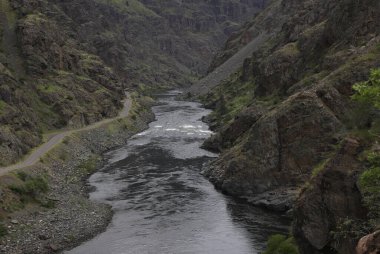 Yılan Nehri, Hells Canyon Ulusal Dinlenme Alanı 'ndan geçerken Oregon ve Idaho sınırından geçer.