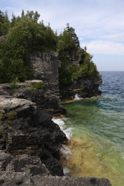 Bruce Yarımadası Ulusal Parkı 'ndaki tipik kıyı şeridi, Tobermory, Ontario