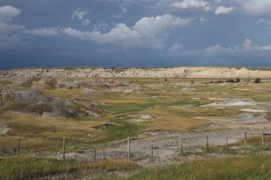 Güney Dakota 'daki Badlands Ulusal Parkı' ndaki tipik manzara.