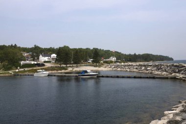 Meldrum Körfezi Kamp alanı ve iskelesi, Manitoulin Adası, Ontario 'nun batı ucu.