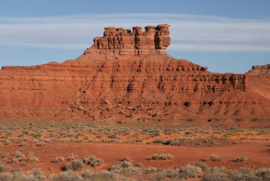 Mexico Hat, Utah yakınlarında Tanrıların Yolu Vadisi boyunca ilginç bir kaya oluşumu.