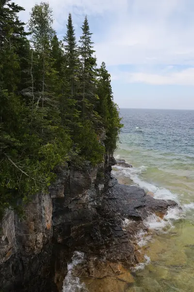 Bruce Yarımadası Ulusal Parkı 'ndaki tipik kıyı şeridi, Tobermory, Ontario, Kanada
