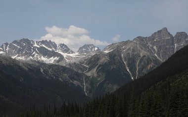Rogers Geçidi 'ndeki Dağ Tepeleri, British Columbia, Kanada
