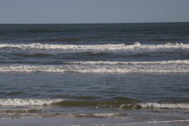 Kıyı şeridini kaplayan dalgalar, Galveston Adası, Teksas