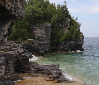 Grotto yakınlarındaki ilginç kıyı şeridi, Bruce Peninsula Ulusal Parkı, Tobermory, Ontario, Kanada