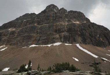 Rock formations above Lake Oesa, Yoho National Park, British Columbia, Canada clipart