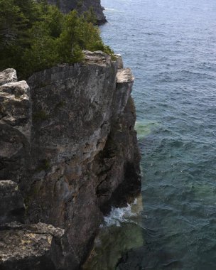 Bruce Patikası boyunca dramatik uçurumlar, Bruce Yarımadası Ulusal Parkı, Ontario