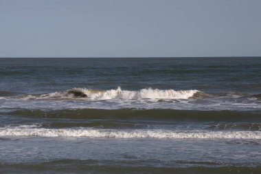 Galveston Adası, Teksas 'ta dalgalar sahile vuruyor.