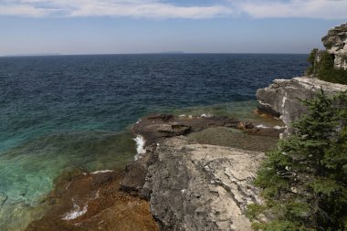 Grotto yakınlarındaki engebeli kıyı şeridi, Bruce Peninsula Ulusal Parkı, Ontario