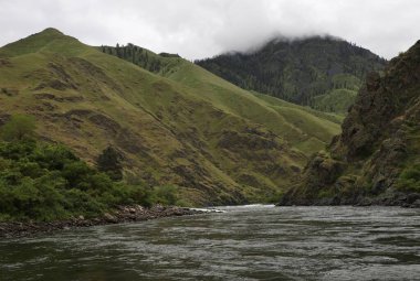 Yılan Nehri, Hells Canyon Ulusal Dinlenme Alanı 'ndan geçerken Oregon ve Idaho sınırından geçer.