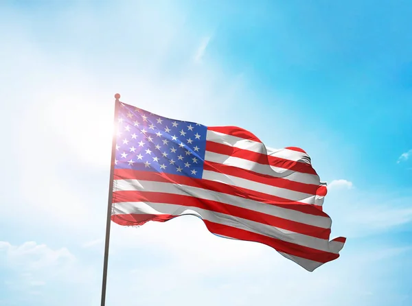 Amerikaanse Vlag Aan Blauwe Hemel Met Zonlicht — Stockfoto
