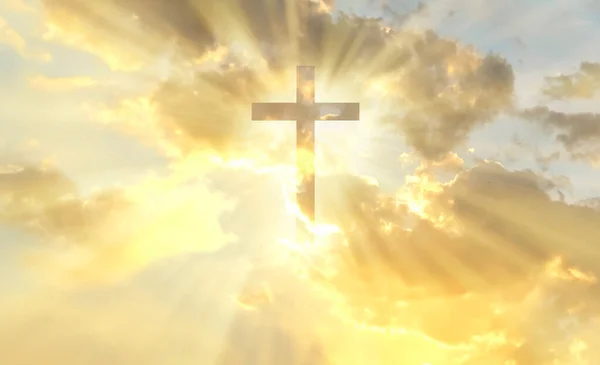 キリスト教徒の十字架は黄金の空の背景に明るく見えます — ストック写真