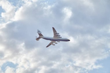 Kyiv, Ukrayna - 08-24-2021 Ukrayna uçağı Mriya açık ve huzurlu bir gökyüzünde süzülüyor. Ukrayna 'nın Bağımsızlık Günü.