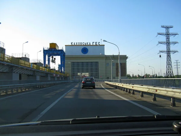 Yeni Kakhovka, Kherson bölgesi, Ukrayna - 13-07-2008: Kakhovskaya HPP. Hidroelektrik santrali. Ekoloji.