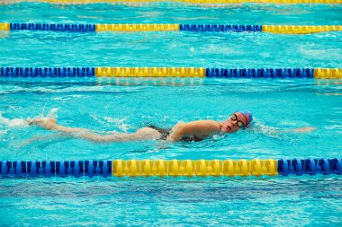 Kyiv, Ukrayna, 10.28.2023. CSK ZSU spor kompleksinde yüzme yarışması. Turkuaz yüzme havuz şeritleri, sporun ve Olimpiyatların sembolü..