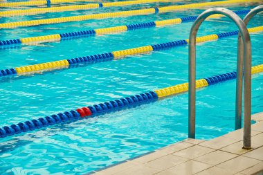 Turkuaz yüzme havuz şeritleri, sporun ve Olimpiyatların sembolü..