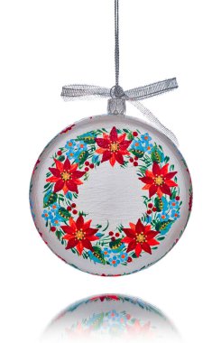 Beyaz arka planda asılı duran kırmızı kardinal Noel süsü. Ukrayna halk petrykivka sanatı.