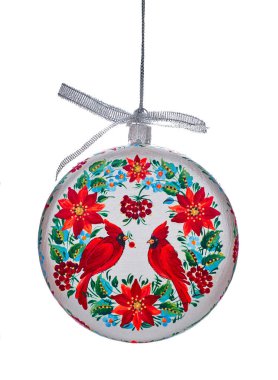 Beyaz arka planda asılı duran kırmızı kardinal Noel süsü. Ukrayna halk petrykivka sanatı.