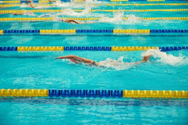Turkuaz yüzme havuz şeritleri, sporun ve Olimpiyatların sembolü..
