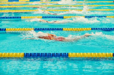Turkuaz yüzme havuz şeritleri, sporun ve Olimpiyatların sembolü..