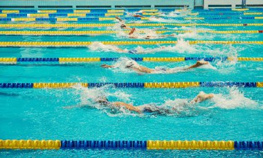 Kyiv, Ukrayna, 10.28.2023. Spor kompleksinde yüzme yarışması. Turkuaz yüzme havuzu şeritleri, sporun sembolü..