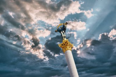 2024-04-28, Kyiv, Ukrayna. Ukrayna 'nın Bağımsızlık Anıtı arka planda fırtınalı gökyüzüne karşı Berehynia Heykeli. Özgürlüğün sembolü, Ukrayna halkının savaş karşısındaki sarsılmaz ruhunu temsil ediyor.