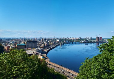 Dnipro Nehri 'nin en üst manzarası ve Kyiv şehrindeki Podol mimarisi. Posta meydanı ve nehir istasyonu. Şehir manzarası. Podol Bölgesi