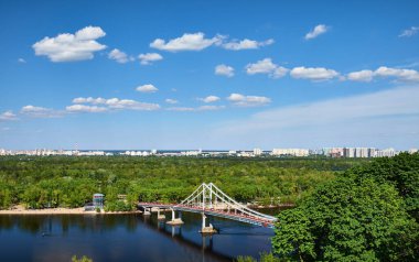 Ukrayna 'nın başkenti Kyiv' deki Trukhanov Adası 'na giden Dnipro Nehri ve yaya köprüsünün üst manzarası..