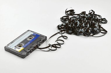 Beyaz arka planda izole edilmiş bantlı klasik kaset. Müzik vasıtasıyla zihinsel sağlık koruması kavramı. 