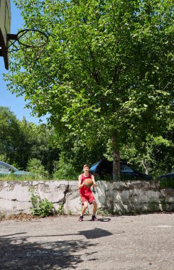 Genç bir kız ringde gol atıyor. Basketbol sahasında bir sporcu. Basketbolcu. Spor malzemeleri..
