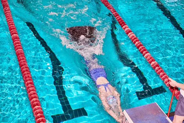Dünya Şampiyonası finali. Sucul monofini sualtı sporları. Mavi yüzme havuzunda yarışan sporcular.