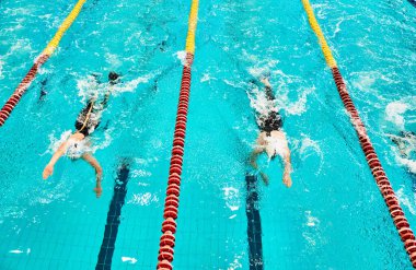 Sporcular bitirir. Sucul bifinleri sporu. Sporcular mavi yüzme havuzunda yarışıyorlar. Finyüzme Dünya Şampiyonası.