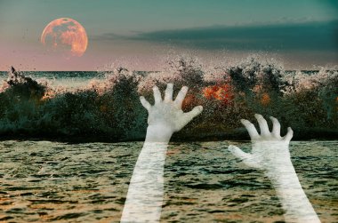 Büyük, parıldayan bir ayın altında okyanus dalgalarından yükselen hayaletli ellerin gerçeküstü bir görüntüsü. Doğanın ürkütücü karışımı ve doğaüstü olaylar gizemi ve rahatsız edici bir atmosferi çağrıştırıyor..