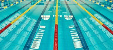 Turkuaz yüzme havuzu şeritleri, sporun sembolü. Yüzme yarışması spor kompleksi.